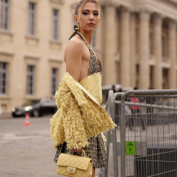Imagen principal - Diferentes formas de combinar un bolso amarillo que hemos visto en el street style.