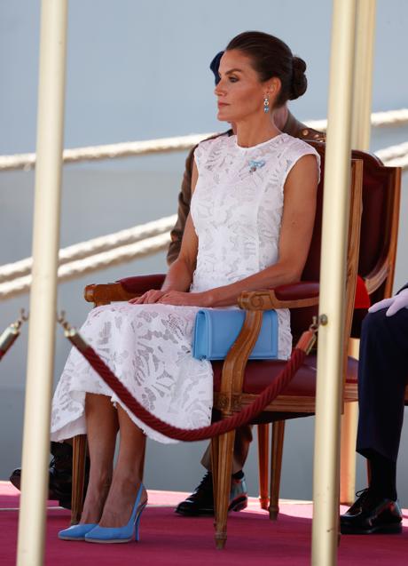 Imagen - La reina añadió también un bolso azul. /GTRES