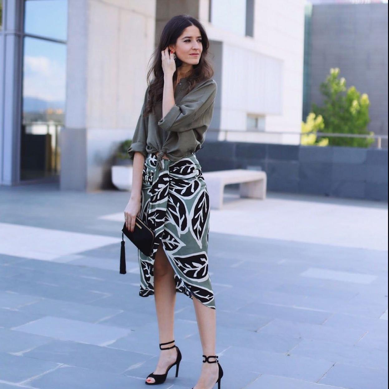 Es una falda midi tipo pareo que sienta de lujo.