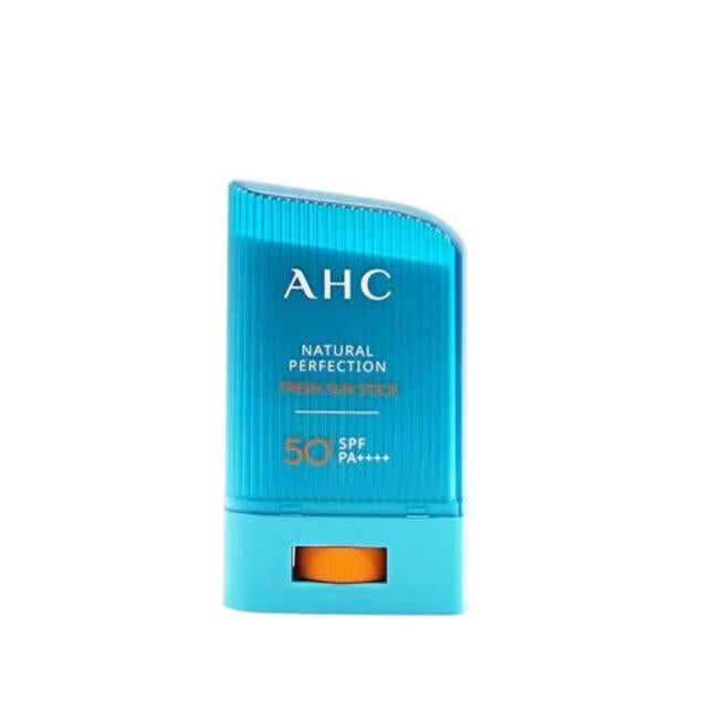 Un protector en stick con SPF50+ de amplio espectro y una fórmula de tratamiento que mejora la piel a todos los niveles, en el interior y el exterior. El aloe vera, el té verde, la centella asiática, el alfa-bisabolol y el agua glaciar descongestionan, revitalizan y calman la piel. Los fermentos equilibran la barrera y el microbioma. El ácido hialurónico hidrata, redensifica y tersa. La vitamina E aporta la dosis antioxidante. Mientras que, los aceites como el de argán y coco nutren, hidratan y acondicionan.