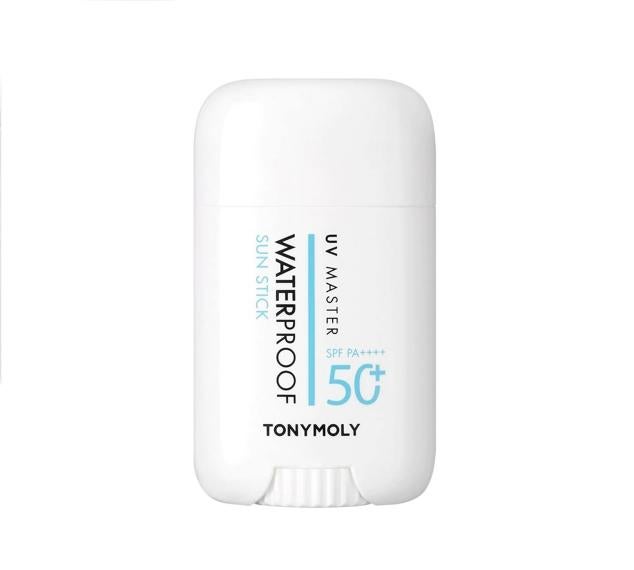 Super fácil de aplicar, ligero, resistente al agua y sudor e invisible, este protector solar SPF50 de amplio espectro protege de los rayos UVA y UVB, reconforta la piel, hidrata y perfecciona, pudiéndose emplear como prebase de maquillaje. Además, mejora la apariencia de la piel gracias a su complejo de vitaminas A, C, E y F y su complejo hidratante y calmante con aloe vera, bambú, té verde y cactus.