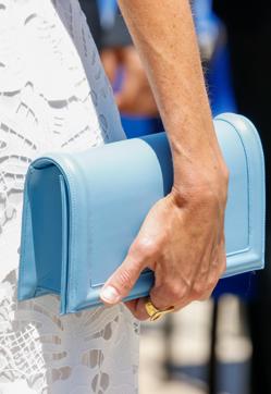 Imagen secundaria 2 - La reina Letizia sorprende con este espectacular vestido de Sfera: blanco, con transparencias y encaje y muy favorecedor
