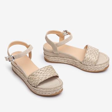 Imagen secundaria 1 - Estas sandalias de rafia de Stradivarius baratísimas y con tacón cómodo van a ser las más vendidas del verano