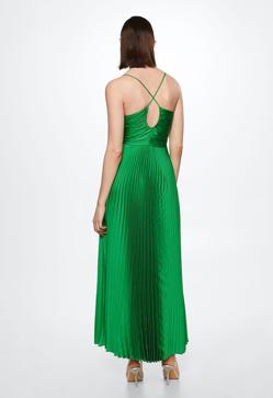 Imagen secundaria 2 - Mango es una de las tiendas a las que siempre se puede recurrir para encontrar vestidos especiales con lo que te convertirás en la invitada perfecta de cualquier boda de verano. Vestido verde satinado, completamente plisado, de Mango (89,99 euros) 