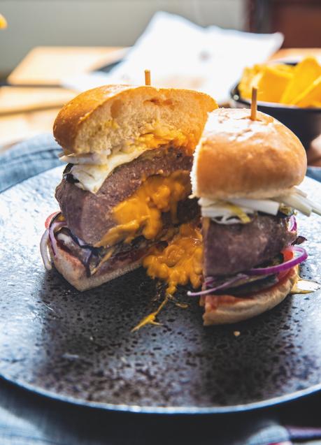 Imagen - La espectacular hamburguesa rellena de queso del recetario de Koldo Royo. OBERON.
