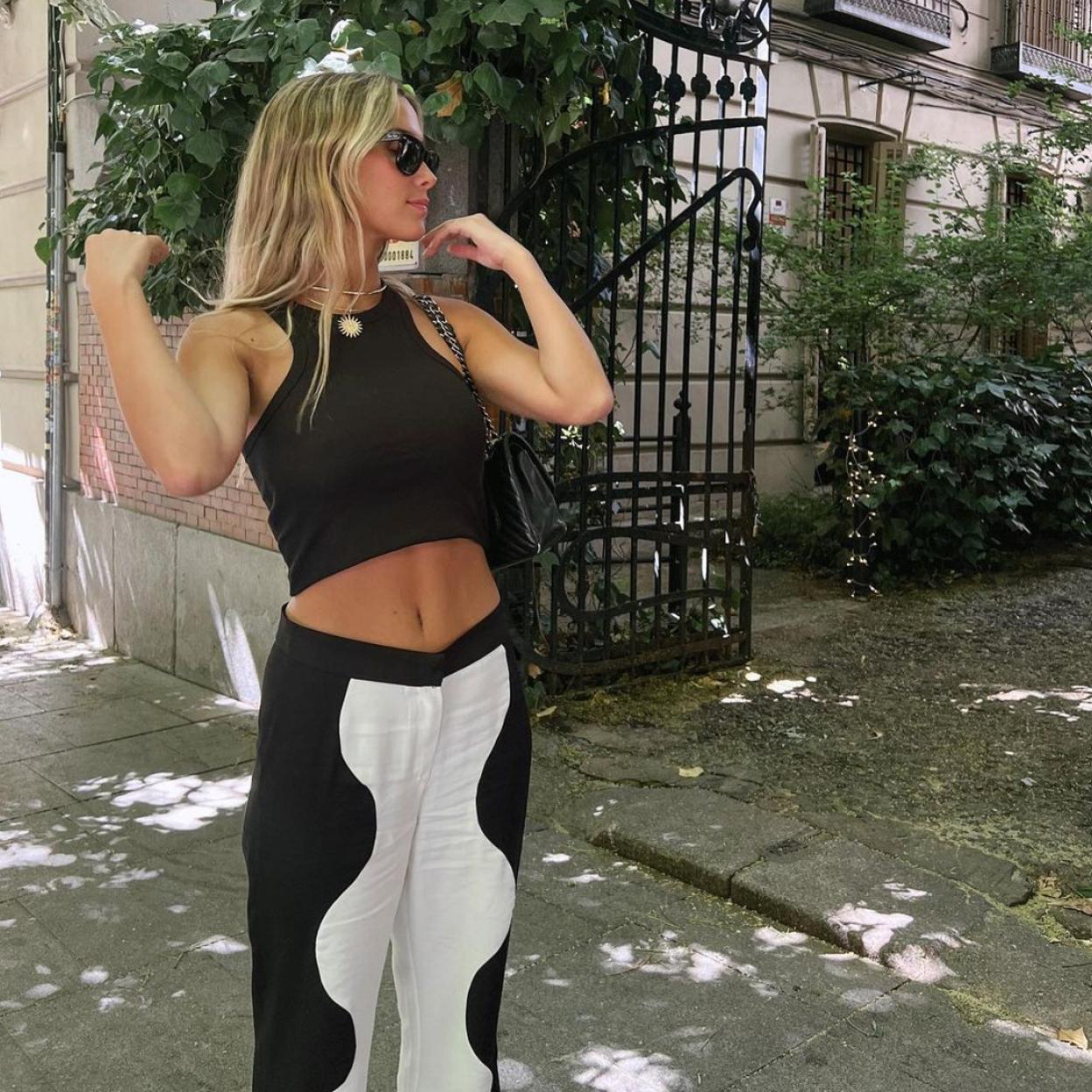 Vestidos, faldas, pantalones... prendas low cost en blanco y negro que querrás para elevar tus looks de verano