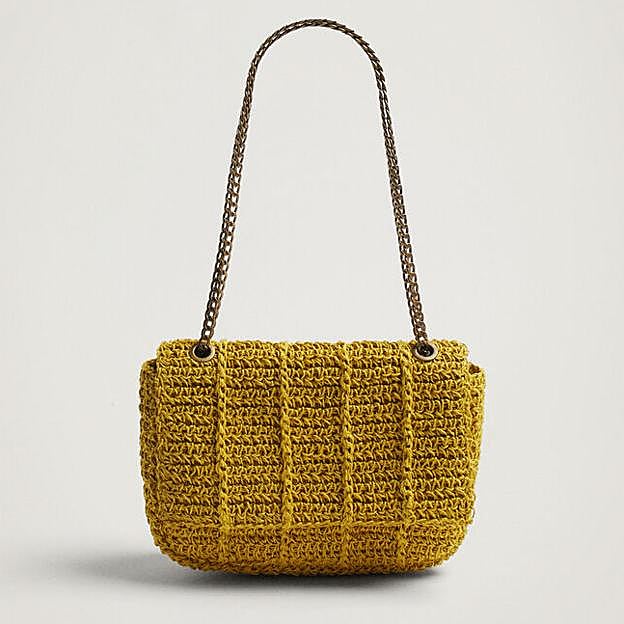 Imagen principal - El bolso de yute de Parfois del que habla todo el mundo porque está disponible en cuatro colores y es precioso