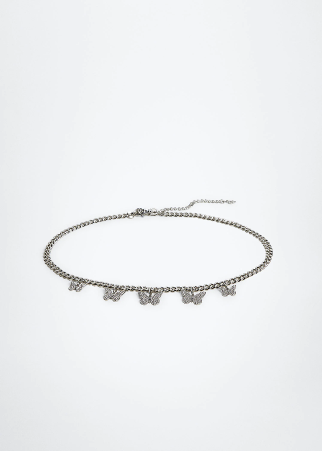 Ideal para looks para cualquier fiesta, gracias a sus adornos de mariposa metálicas que presenta Mango. Precio: 29,99 €. 