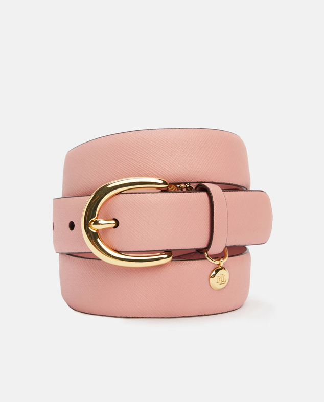 La versión más chic del cinturón la sugiere Ralph Lauren, sobre todo por su color rosa, pudiéndolo llevar con un total look monocolor. Precio: 39 €. 