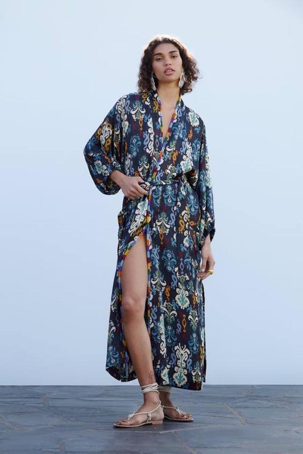 Este kimono de Zara tiene aplicaciones de abalorios