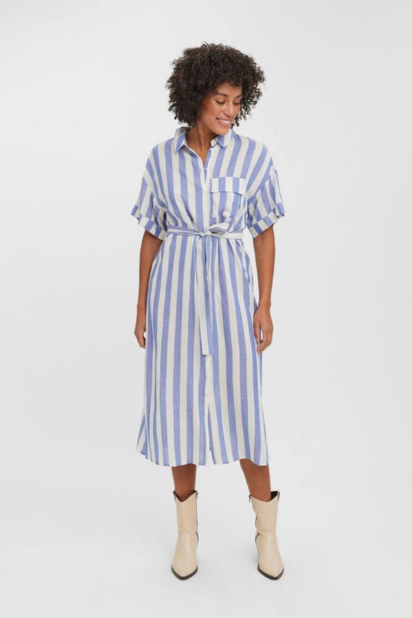 Vestido camisero midi en tejido de lino con estampado a rayas azul, manga corta y cinturón de lazada a juego, de Cortefiel. Lo encontrarás a 44,99 euros.
