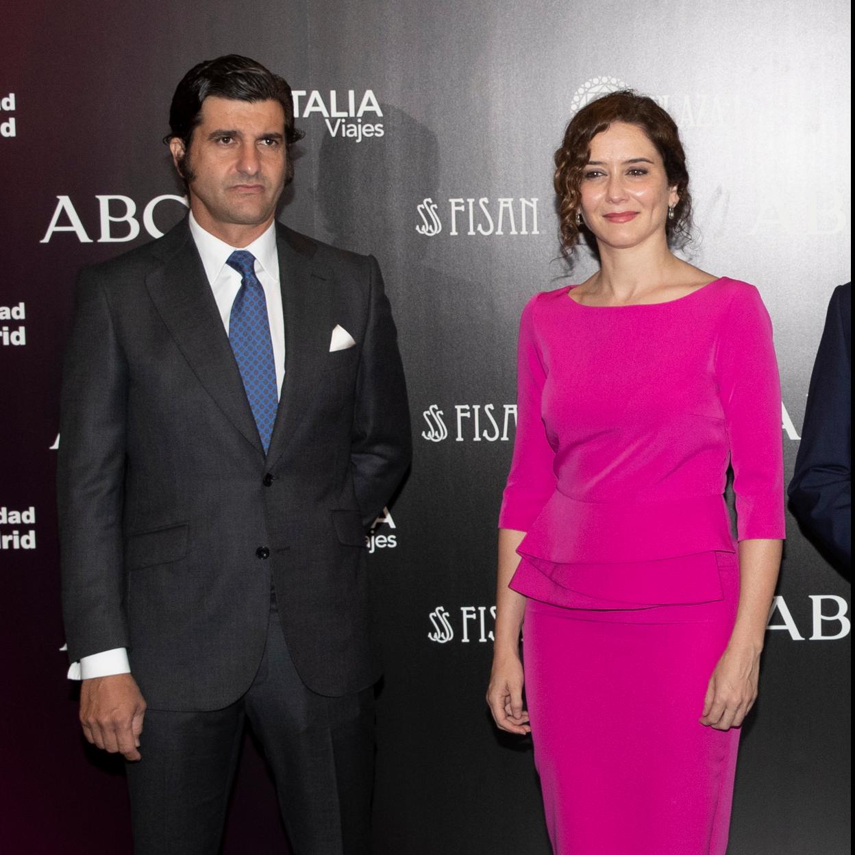 Isabel Díaz Ayuso ha acudido con un vestido fucsia a la entrega del Premio Taurino ABC.