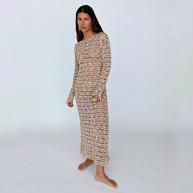 Imagen principal - El precioso vestido midi de punto dorado que ha llevado Sofía Palazuelo a la ópera lo puedes copiar en Zara