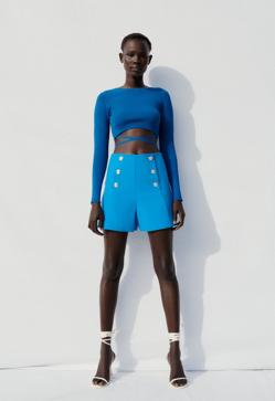 Imagen secundaria 2 - Estas bermudas con botones dorados de Zara son perfectas para crear looks elegantes adaptados a las altas temperaturas del verano. Bermudas en blanco , negro o azul turquesa de Zara (22,99 euros) 