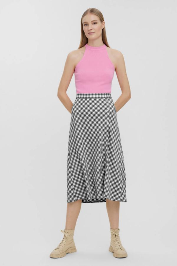Falda midi en estampado de vichy negro y blanco, con tiro alto, cintura elástica, bajo acabado en evasé y detalle de botonadura lateral, de Cortefiel. Cómprala por 34,99 euros.