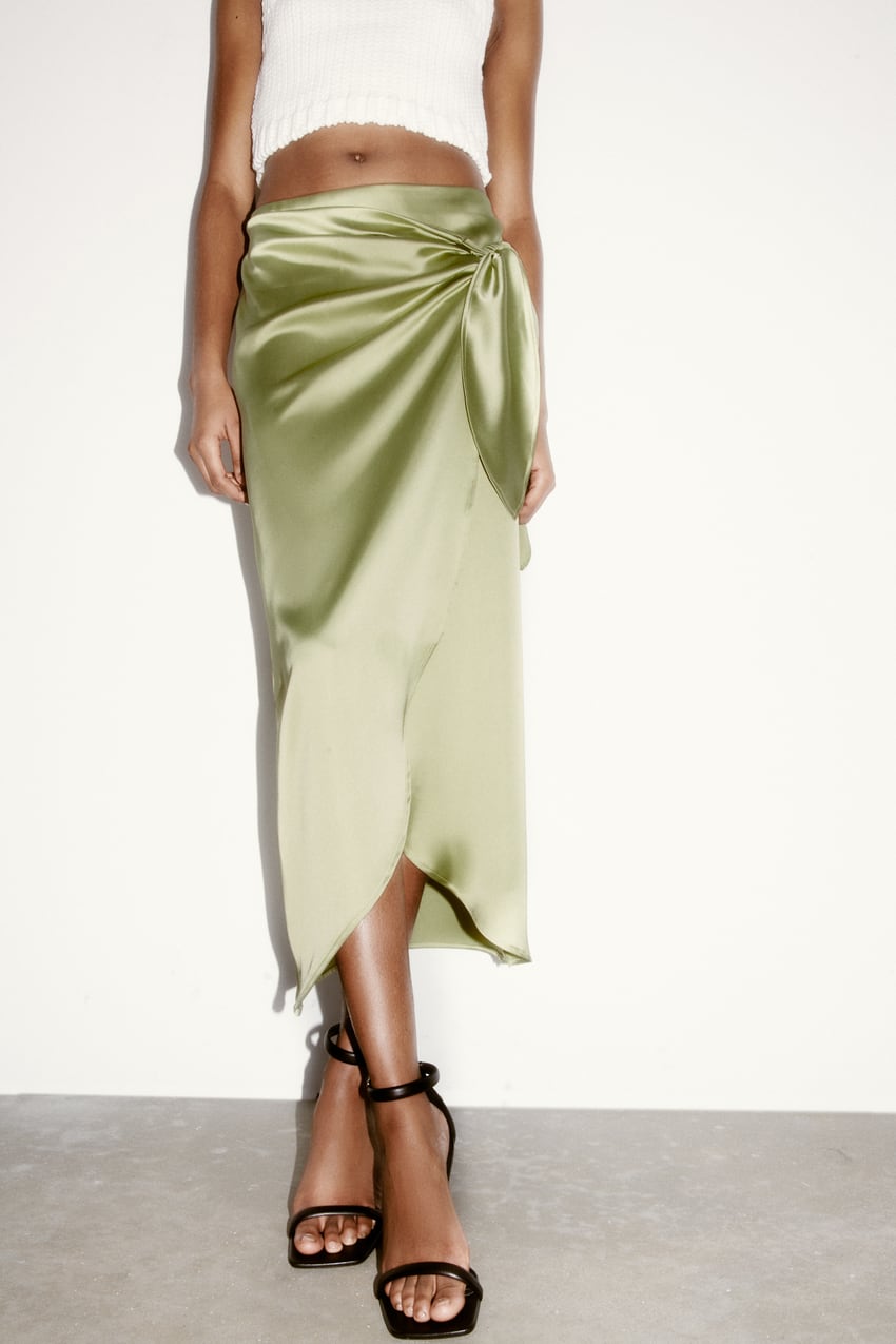 Preciosa, elegantísima y toda una apuesta segura para tus estilismos más veraniegos. Combínala con sandalias finas y tops lenceros también satinados. Verás el efecto.