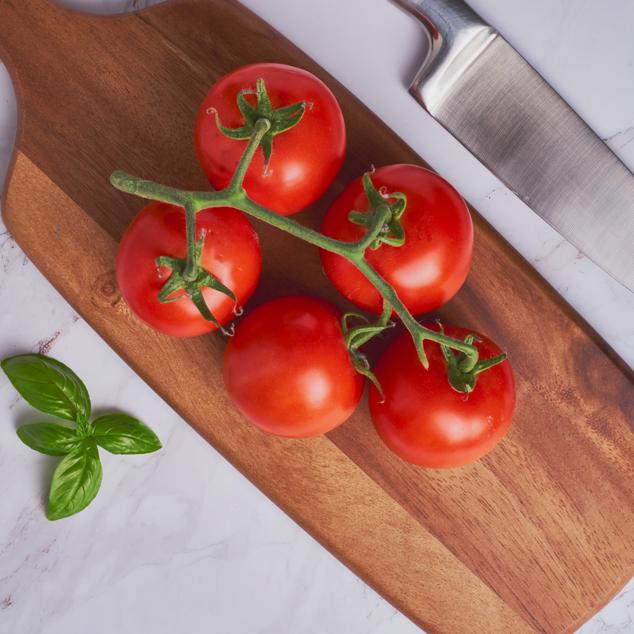 El tomate es una fruta que aporta vitaminas (A, E, K, B1, B6 y gran fuente de vitamina C), minerales y fibra. Además, es un alimento saciante, depurador, desintoxicante y quema grasas gracias al licopeno. 100 gramos de tomate contienen, aproximadamente, 23 calorías. 