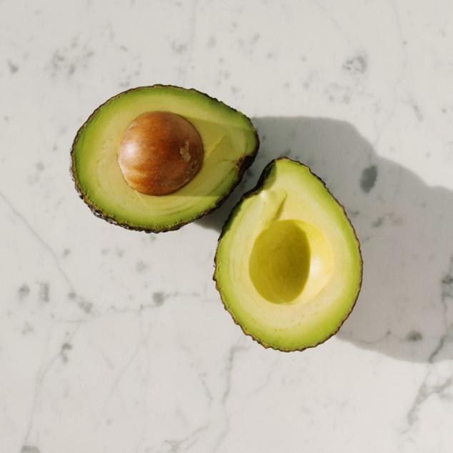 Los aguacates están cargados de grasas saludables, las mismas que se encuentran en el aceite de oliva. Además, contienen mucha agua y fibra. Eso sí, cada aguacate contiene unas 300 calorías, lo que lo convierten en un alimento muy calórico, pero aumentan la sensación de saciedad y disminuyen el apetito.
