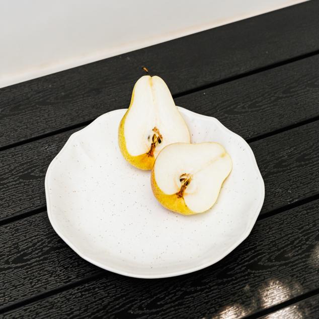 Las peras son ricas en agua y contienen pectina, un componente ideal para desintoxicar el organismo. Además contiene catequinas y flavonoides, dos antioxidantes que combaten la retención de líquidos y ayudan a eliminar toxinas y grasas. Por cada 100 gramos de pera hay 75 gramos de calorías.