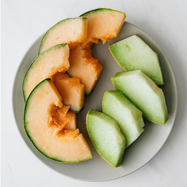 Su riqueza en agua lo convierte en una fruta con propiedades diuréticas. También es rico en fibra, potasio y antioxidantes como la vitamina C, licopeno y betacaroteno. Por cada 100 gramos de melón encontramos 27 calorías.