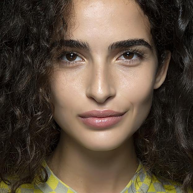 Las esponjas de carbón de bambú de cuatro euros virales que dejan un rostro super bonito y con una textura lisa y luminosa