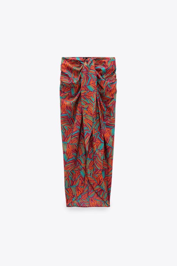 Las faldas pareo estampadas también pueden ser elegantes. La clave está en combinarlas con prendas sofisticadas. Una opción son las camisas de lino o top lenceros. Los accesorios también juegan un papel fundamental, no lo olvides. Escoge joyitas doradas y bolsos de mano, son una apuesta segura.