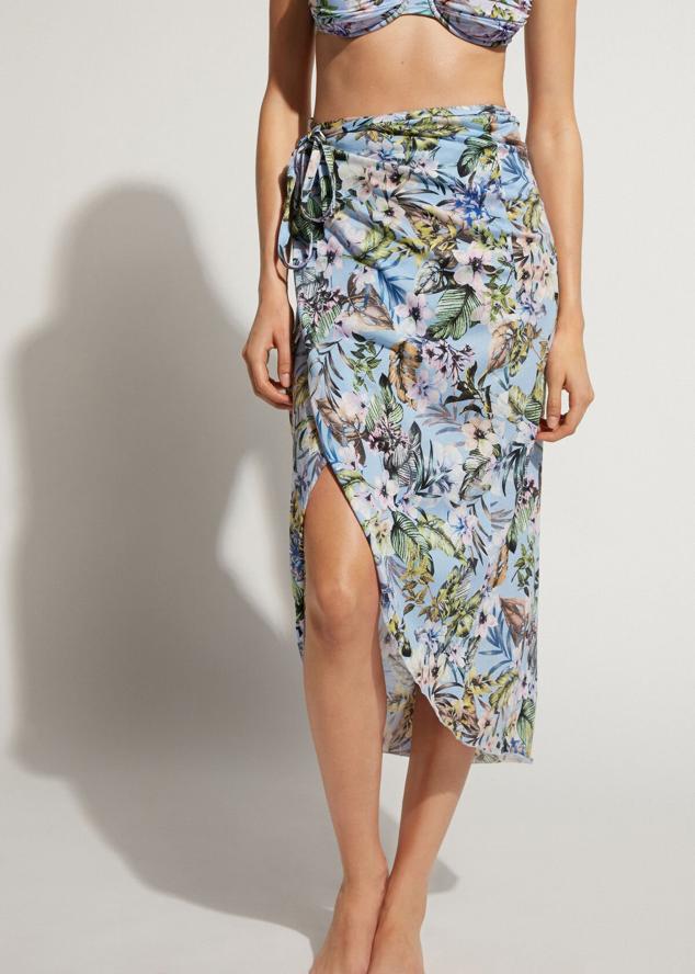 Son las clásicas, y por eso nos encantan. Las faldas pareo arrasan en las playas y piscinas dando un toque muy elegante y sofisticado. ¿Lo bueno? Hay algunas que tienen el bikini a juego, como la que te presentamos. 