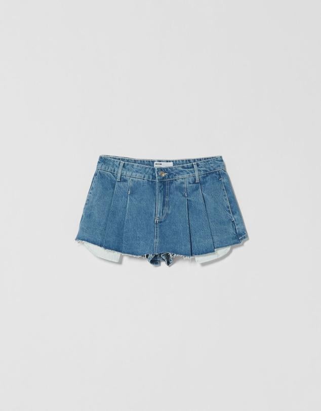 Al más puro estilo de Miu Miu y de las minifalda estilo college. Destaca por su tejido denim y su diseño tableado. Así es la propuesta que nos presenta Berskha. Precio: 25,99 €.