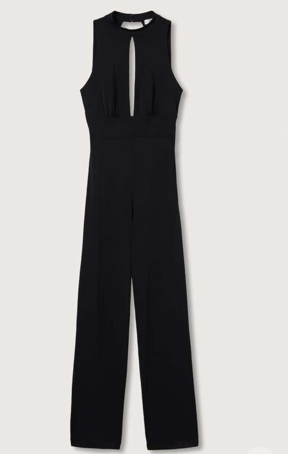 Mono largo sin mangas con detalle de abertura en la espalda y cuello halter. Lo puedes encontrar en color negro en Mango por 39,99 euros.