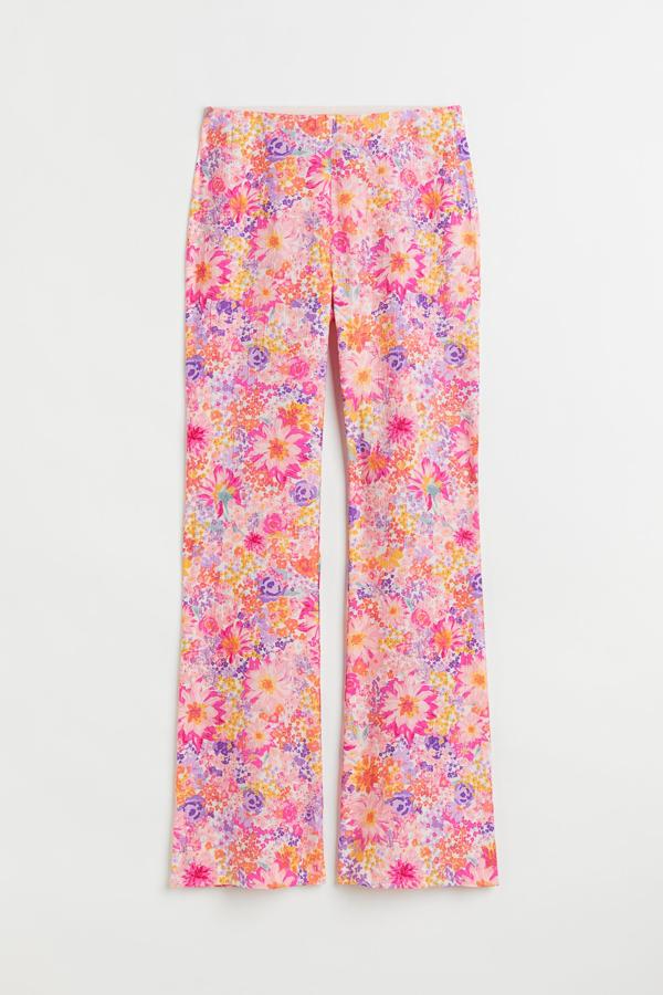 Si quieres unos flare coloridos y con el print floral más original, lo encontrarás en H&M. Precio: 29,99 €. 