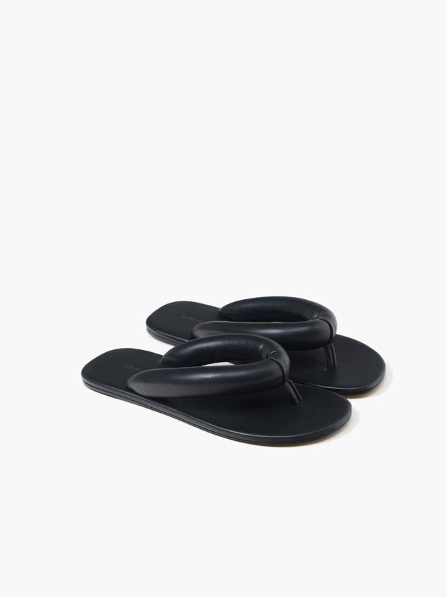 Sandalia plana destalonada con tira de posición dedo efecto acolchado, en blanco o negro, de Lefties. Está disponible por 19,99 euros.