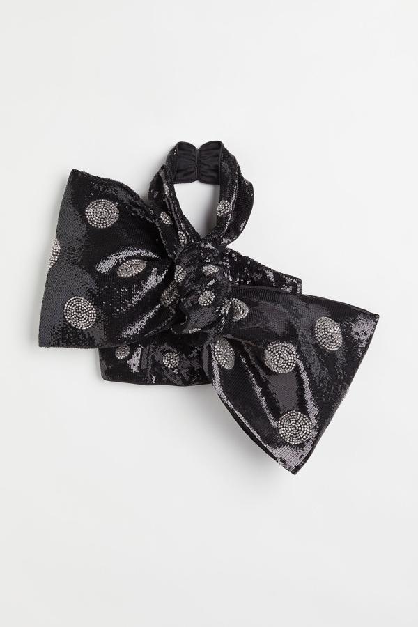 Este top joya es una oda hacia la sostenibilidad, ya que todos sus materiales son reciclados. Destaca sobre todo por sus lentejuelas y por su volumen extra gracias a su maxi lazo. Es de H&M. Precio Rebajado: 89,99 €.