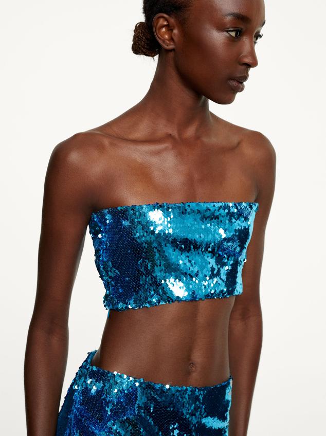 Perfecto para el fin de semana y para encuentros nocturnos. Este top corto de lentejuelas en azul de Parfois es todo lo que necesitas para lucir radiante. Precio: 19,99 €.