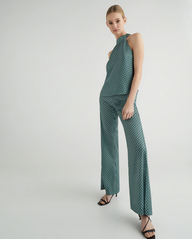 Una opción que estiliza y que resulta súper elegante es este set verde con puntitos. Su estampado, al ser tan sutil, no alterará tu figura. Para tus ocasiones más especiales. Pantalón (49,99 €) y blusa (39,99 €) de Green Coast.  Cómpralo en El Corte Inglés .