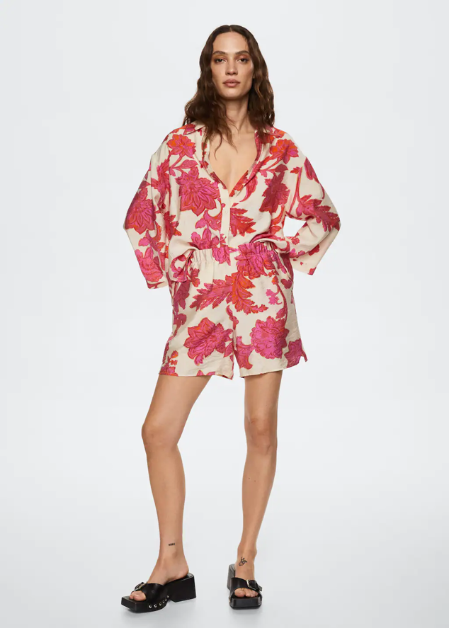 Los conjuntos pijameros también tienen versión en short. Más fresquitos, perfectos para el verano y súper favorecedores. Short (25,99 €) y blusa (22,99 €) de Mango. 