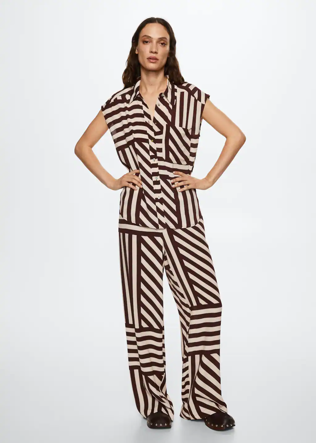 Es la definición clara de equilibrio. Si buscas un conjunto estampado que no altere mucho tu figura, apuesta por las rayas multidireccionales. Pantalón (25,99 €) y blusa (25,99 €) de Mango. 