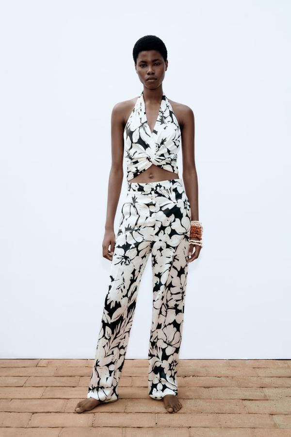 Si buscas un conjunto un poco más juvenil, este set de Zara es para ti. Su pantalón recto favorece muchísimo a todo tipo de siluetas y el top con escote en V sienta genial a aquellas mujeres con el pecho no muy grande. Pantalón (29,95 €) y top (25,95 €) de Zara.