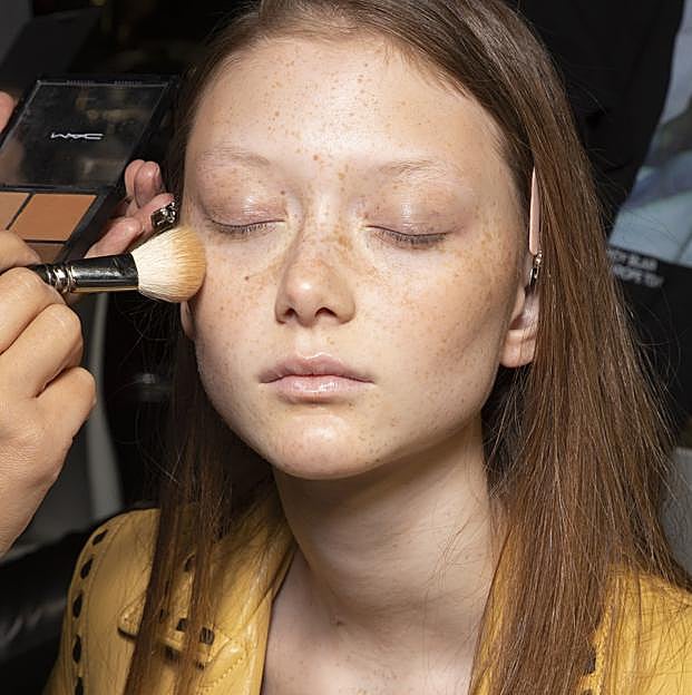 Cómo aplicar el colorete a los 30 o a los 50: el truco de maquillaje antiedad, viral y facilísimo que tienes que fichar