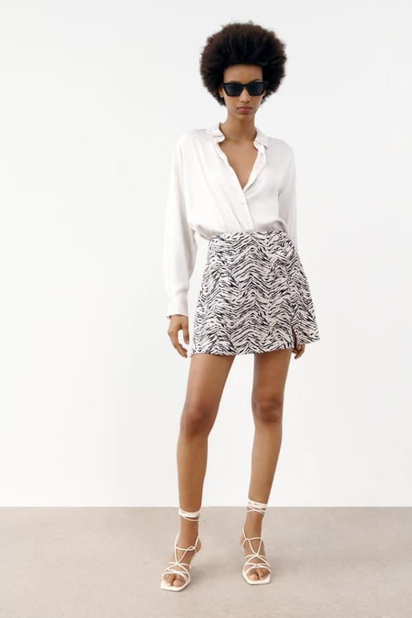 Falda pantalón de tiro alto con forro interior y detalle de falsos botones delanteros. Precio: 22,95 euros.