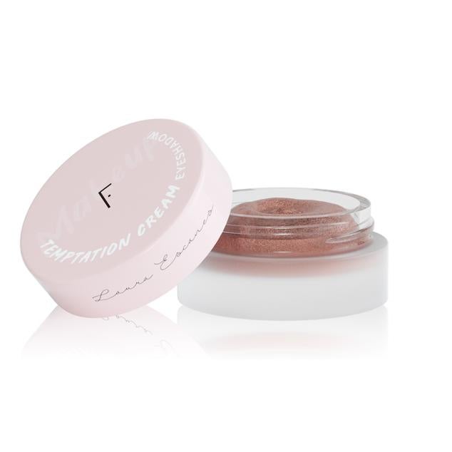 La firma ha colaborado con la influencer Laura Escanes en el lanzamiento de Temptation Cream Eyeshadow, una sombra en crema en bronce rosado que cuenta con un acabado metálico. Perfecta para conseguir un acabado buena cara, puede aplicarse tanto como sombra como eyeliner con un fino pincel. (19 euros)