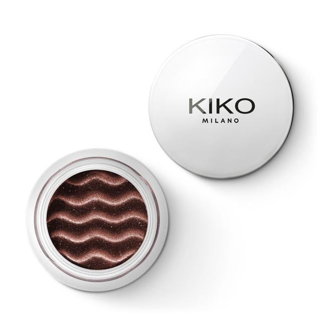 Las sombras de ojos en crema Magnetic permiten conseguir un look de maquillaje intenso y magnético, como su nombre indica. La fórmula es aterciopelada al tacto y se puede aplicar con facilidad. De cobertura amplia, está disponible en colores vibrantes que se adhieren al párpado. (13,95 euros)