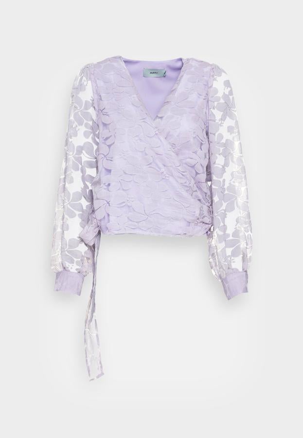 Esta blusa de manga larga en lila, cuenta con un estampado floral, pero en clave sexi. Pertenece a la firma de Moves. Precio: 47,95 €. 