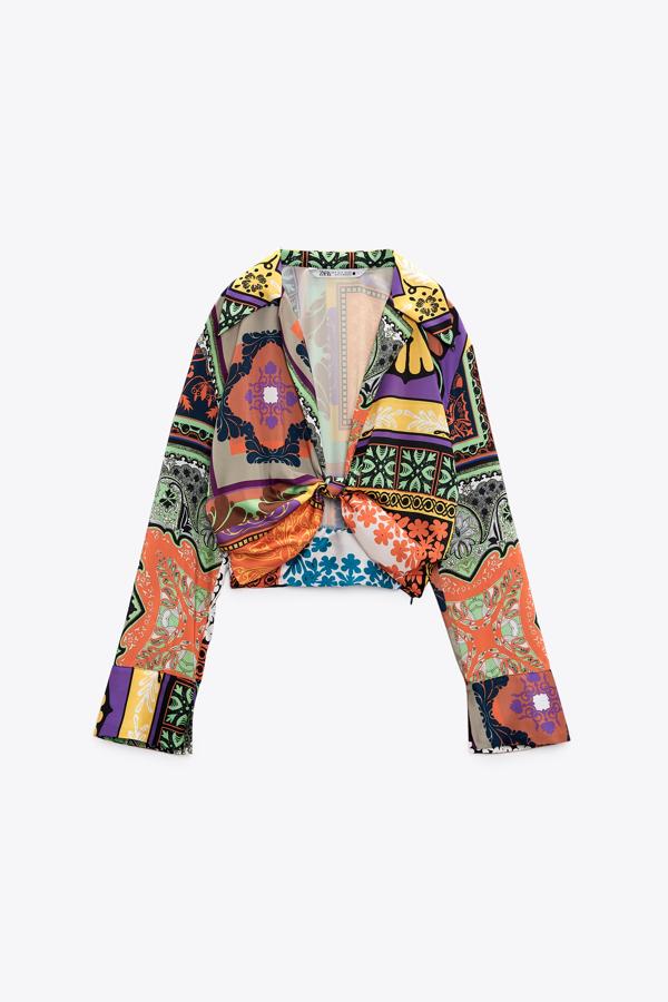 Blusa corta de cuello solapa y escote pico con manga larga. Destaca por su estampado barroco que diseña Zara. Además, tiene la posibilidad de combinarse con su falda a juego para crear un total look estival. Precio: 39,95 €.