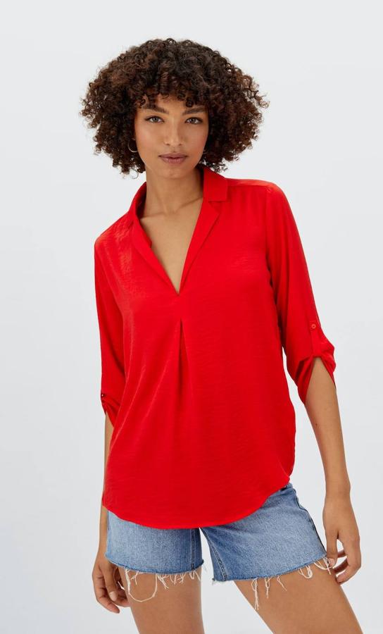 Camisa clásica en tejido fluido de satén, con cuello solapa, escote de pico, manga tres cuartos y detalle de pliegue frontal, de Stradivarius. Su precio es de 19,99 euros.