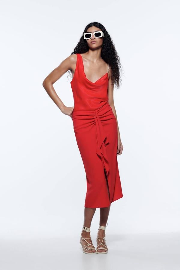 Falda midi de tiro alto con detalle de volante delantero, frunces y abertura frontal en el bajo, de Zara. La encontrarás a 25,95 euros.