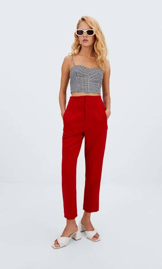 Pantalón de vestir con cintura alta, detalles de pinzas, pernera recta y bolsillos laterales, de Stradivarius. Puedes comprarlo a 25,99 euros.