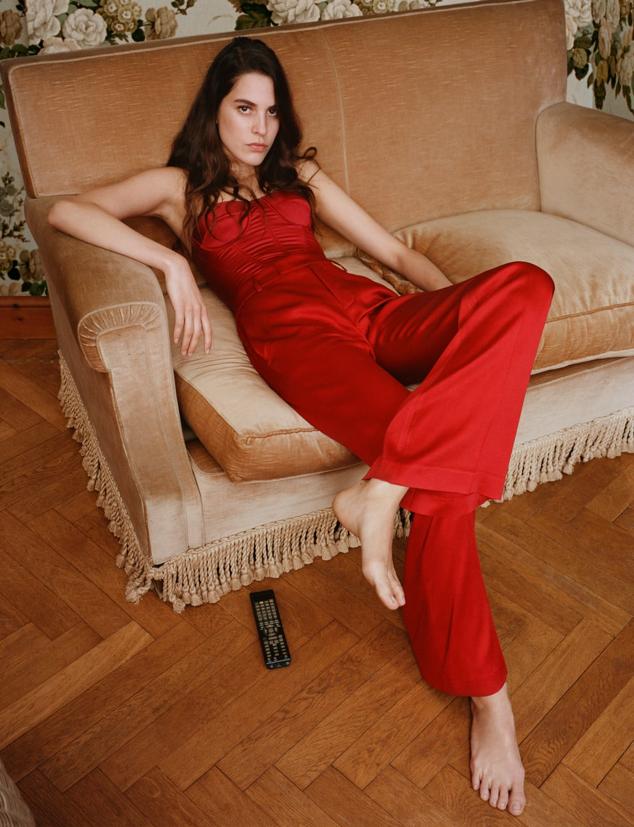 Los conjuntos de bustier y pantalón son la alternativa más cómoda al clásico vestido de fiesta. Top palabra de honor en color rojo de Zara (29,99 euros) 