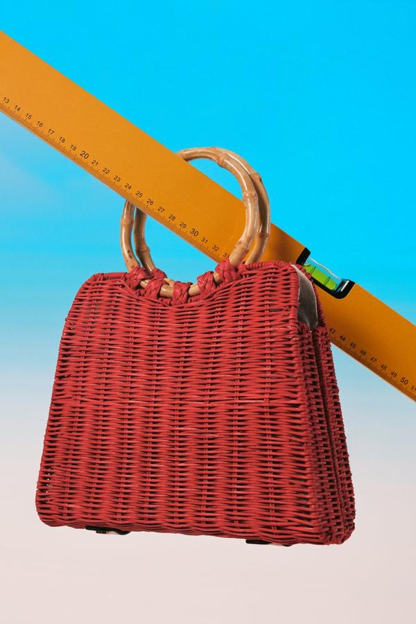 Los complementos típicamente veraniegos, como los bolsos de yute, se tiñen de colores inesperados como el rojo. Bolso de mano de Zara (35,99 euros) 