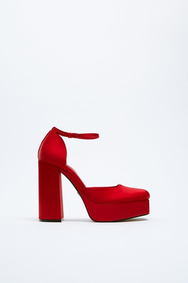 Si quieres lucir un zapato con tacón extra alto, las plataformas serán tus mejores aliadas. Zapatos forrados con tela satinada de color rojo de Zara (69,99 euros)