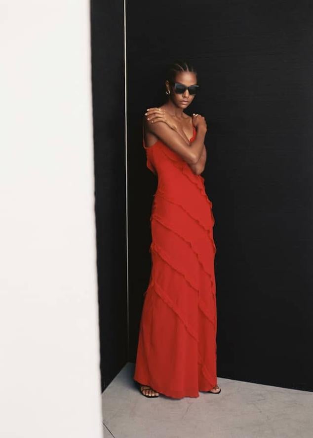 Un diseño que lucirás en las bodas del verano y con el que te convertirás en la invitada perfecta. Vestido largo de color rojo con volantes asimétricos de Mango (79,99 euros)